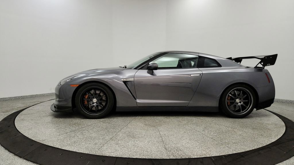 Used 2011 Nissan GT-R Premium AWD/4WD image 2