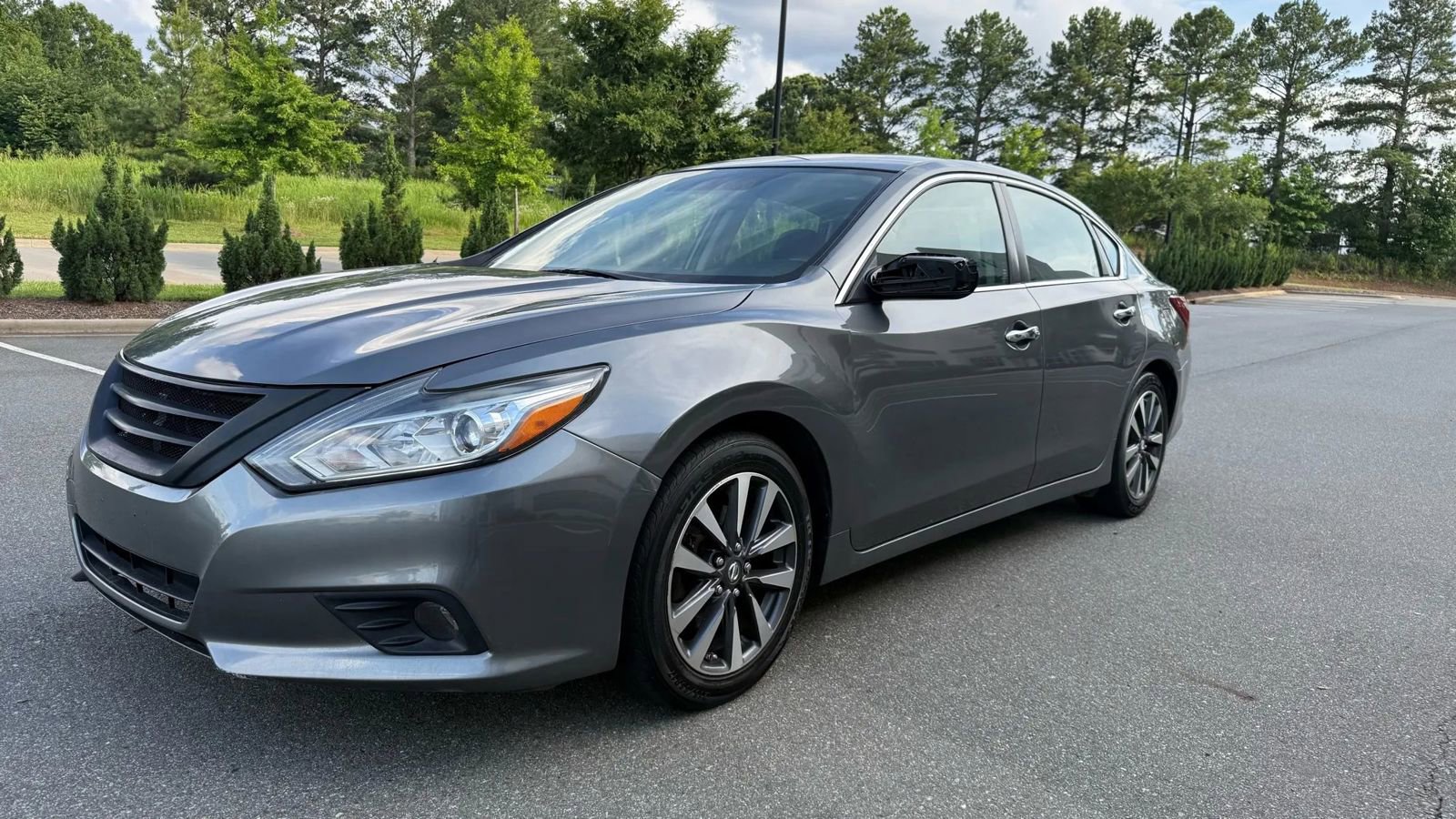 Used 2017 Nissan Altima 2.5 SV image 1