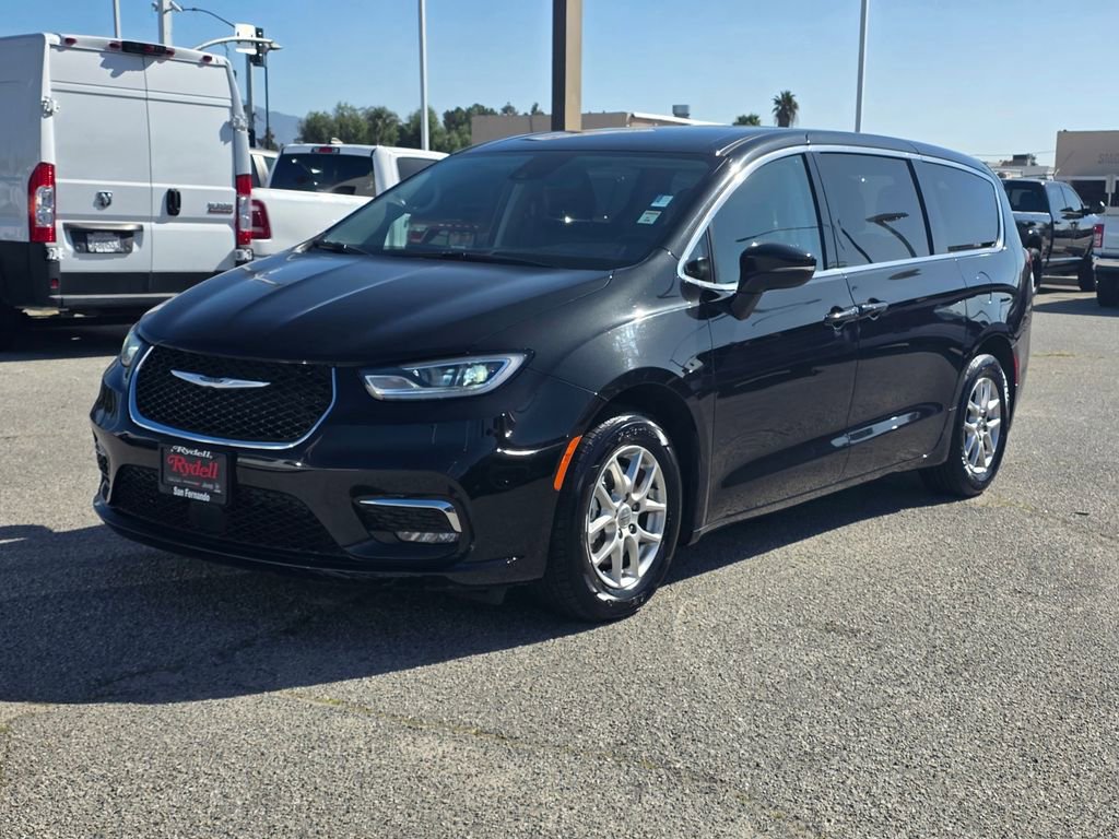 Certified 2023 Chrysler Pacifica Touring-L image 10