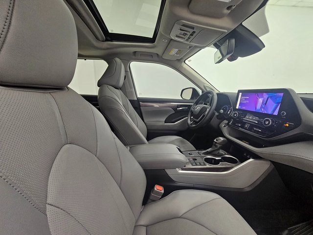 Used 2024 Toyota Highlander Limited image 35