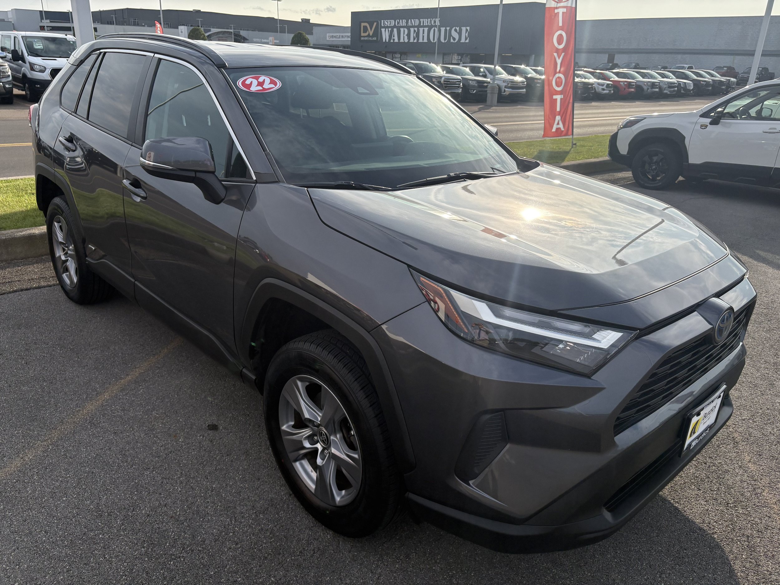 Used 2022 Toyota RAV4 XLE AWD/4WD image 2
