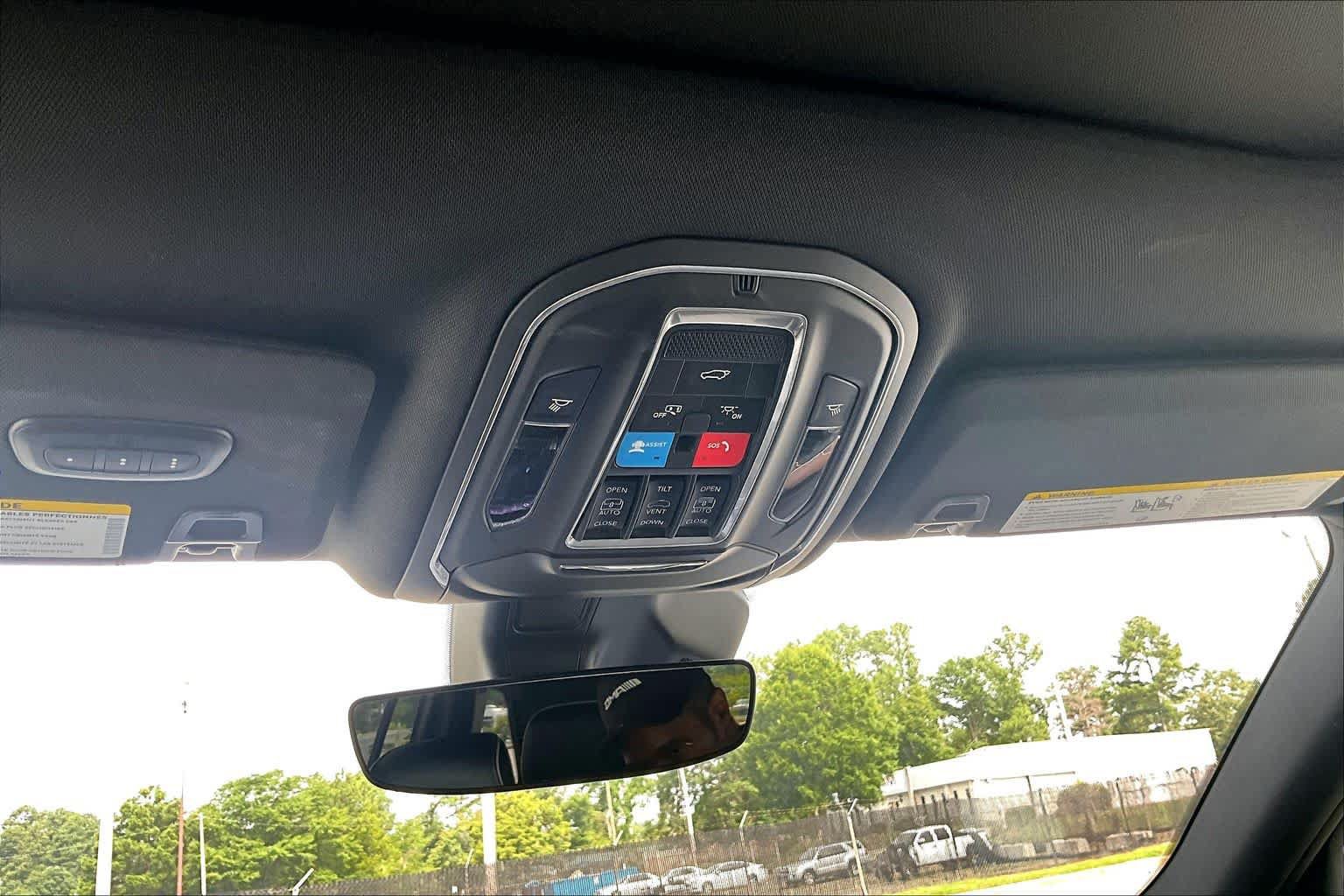 Used 2025 Jeep Grand Cherokee Summit AWD/4WD image 35