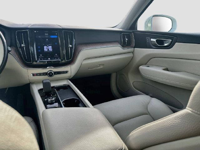 Used 2022 Volvo XC60 B5 Momentum AWD/4WD image 25