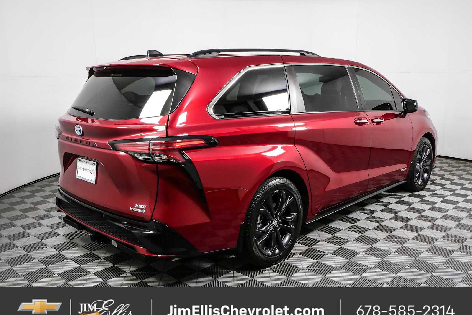 Used 2021 Toyota Sienna XSE w/ XSE Plus Package FWD image 3