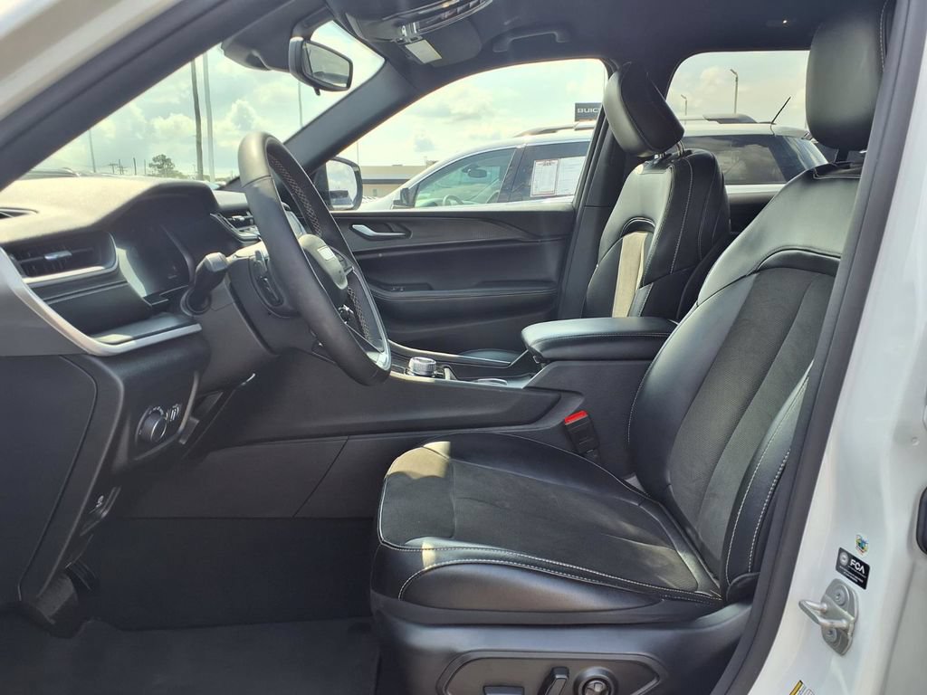 Used 2024 Jeep Grand Cherokee Altitude RWD image 16