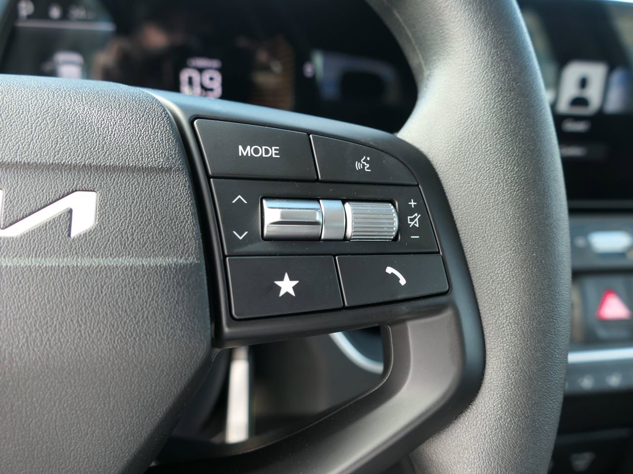 New 2025 Kia K4 LXS image 14