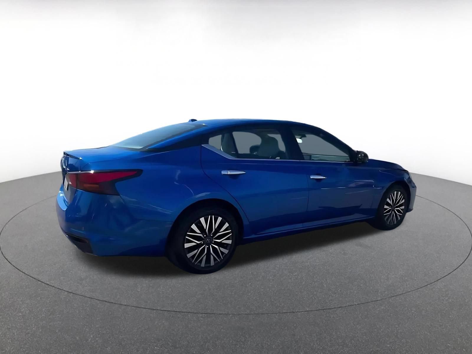 Used 2025 Nissan Altima 2.5 SV FWD image 14