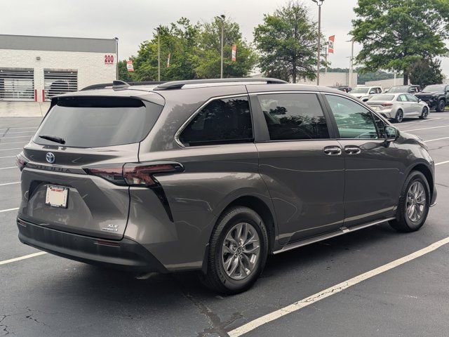 Used 2024 Toyota Sienna XLE FWD image 7
