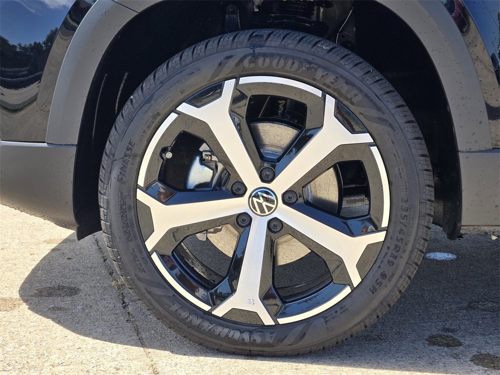 New 2025 Volkswagen Taos SEL image 10