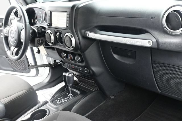 Used 2016 Jeep Wrangler Unlimited Sahara w/ Connectivity Group AWD/4WD image 27