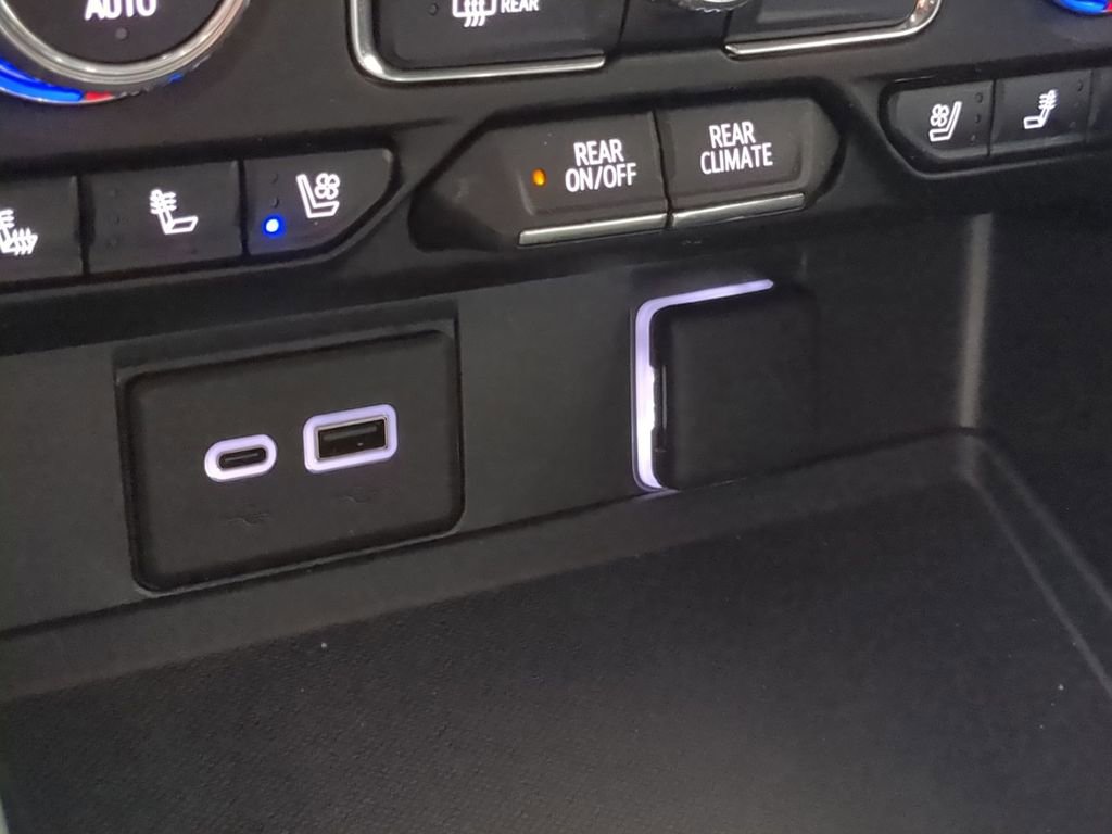 Used 2023 GMC Yukon XL SLT w/ SLT Premium Package image 31