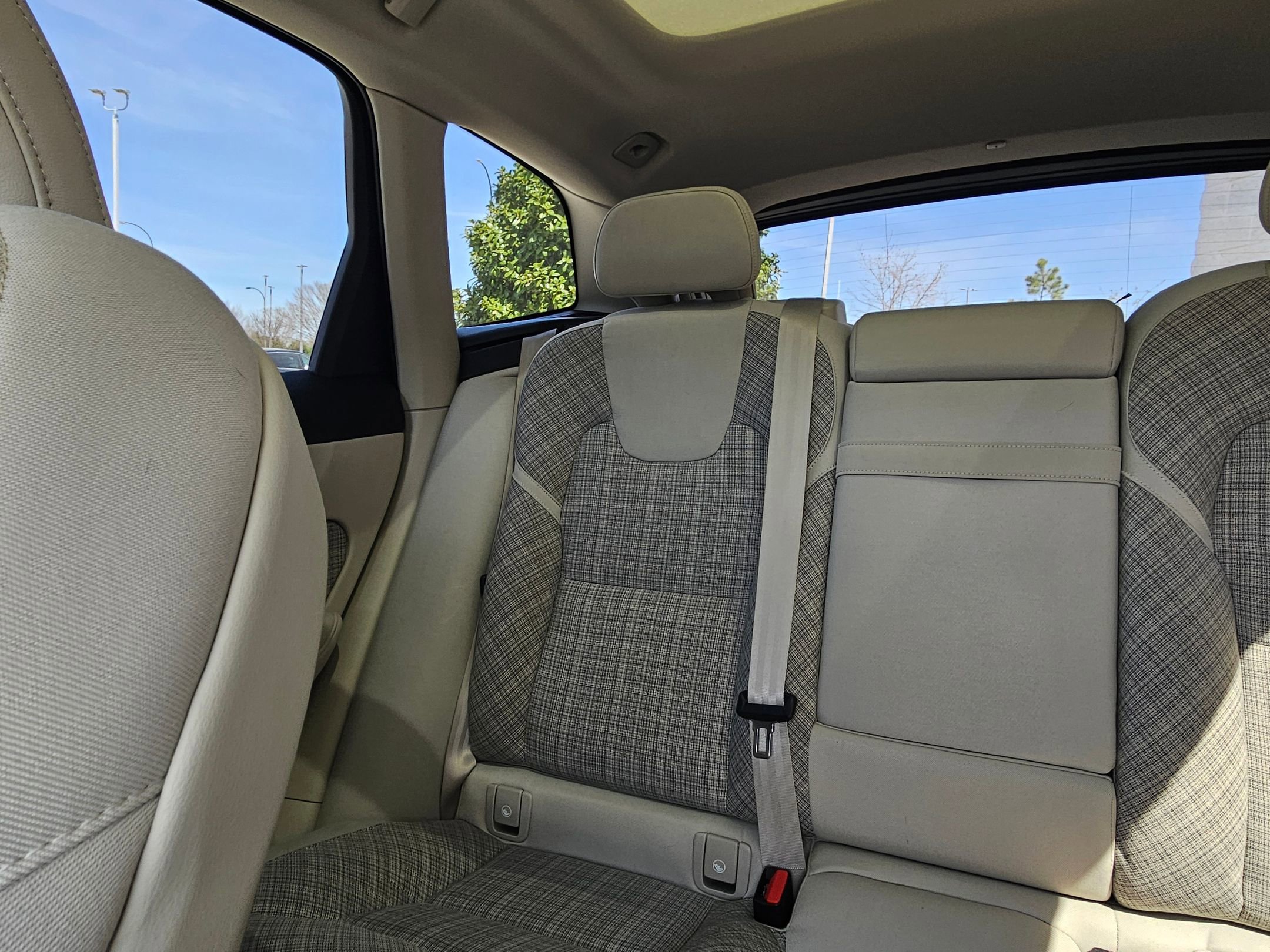 Used 2022 Volvo XC60 B5 Momentum image 26