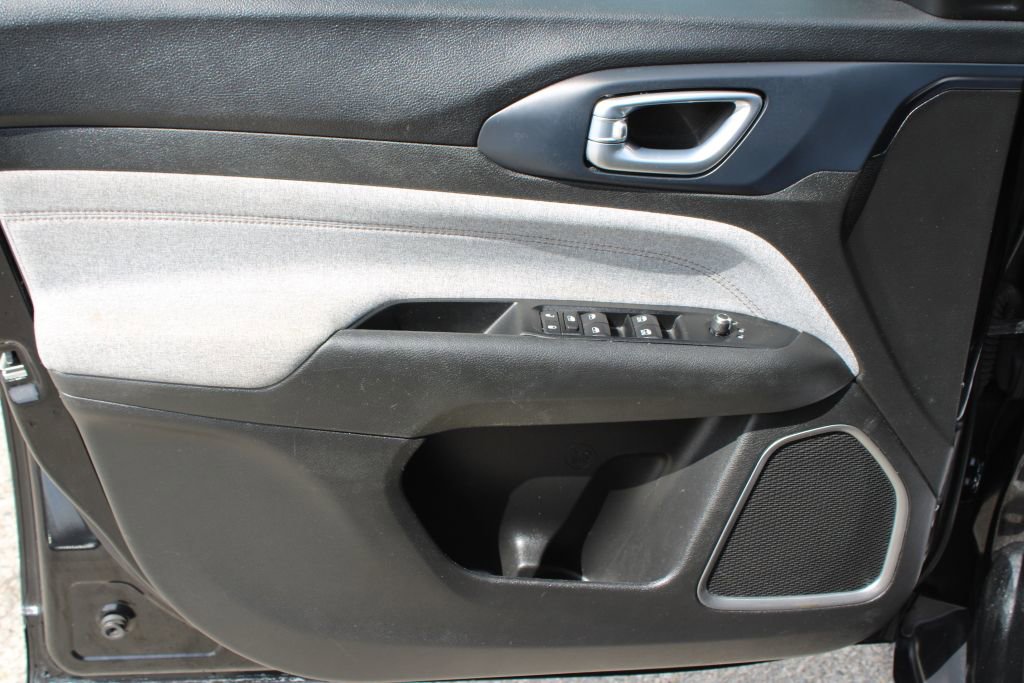 Used 2022 Jeep Compass Latitude image 30