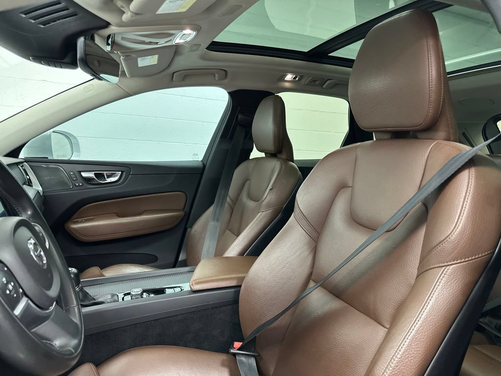 Used 2019 Volvo XC60 T6 Momentum w/ Multimedia Package AWD/4WD image 17