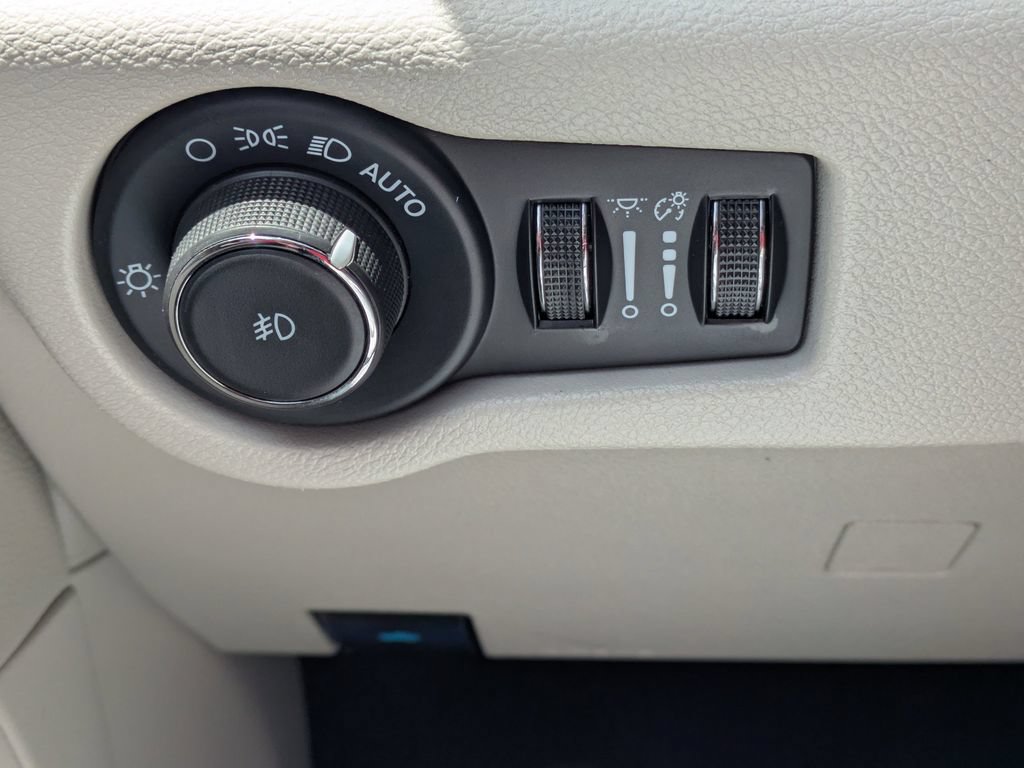 Used 2024 Chrysler Pacifica Touring-L FWD image 27