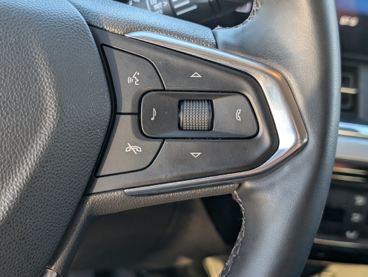 Used 2025 Chevrolet Trax LT w/ LT Convenience Package FWD image 21