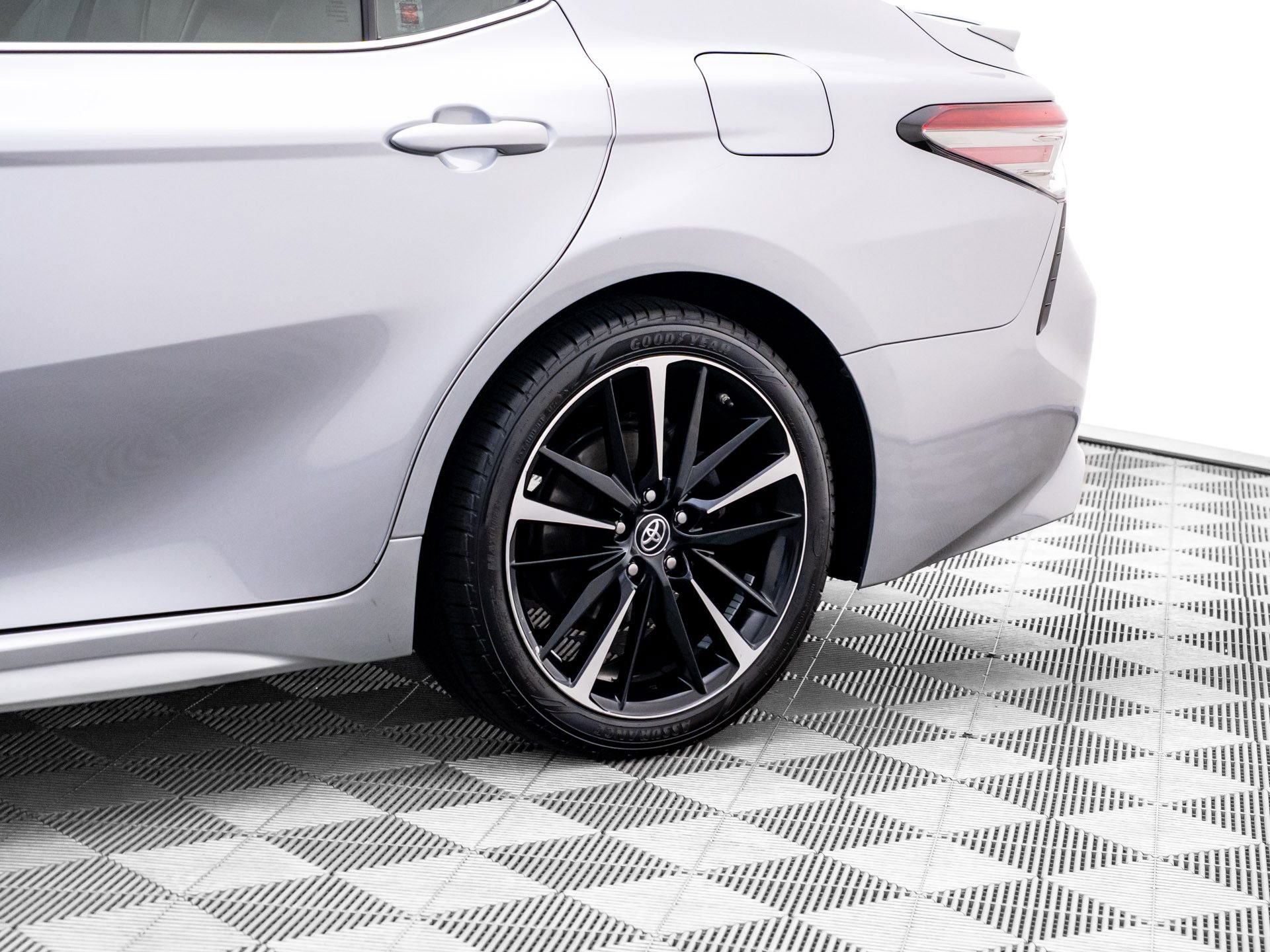 Used 2018 Toyota Camry XSE image 33