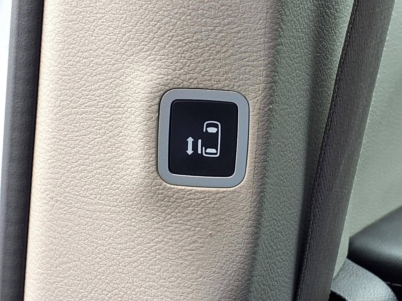 Used 2022 Chrysler Voyager LX FWD image 18