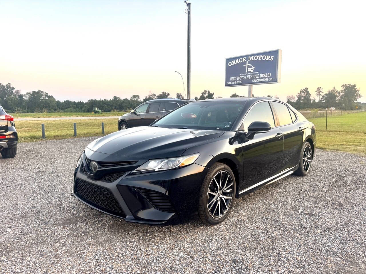 Used 2018 Toyota Camry SE image 3