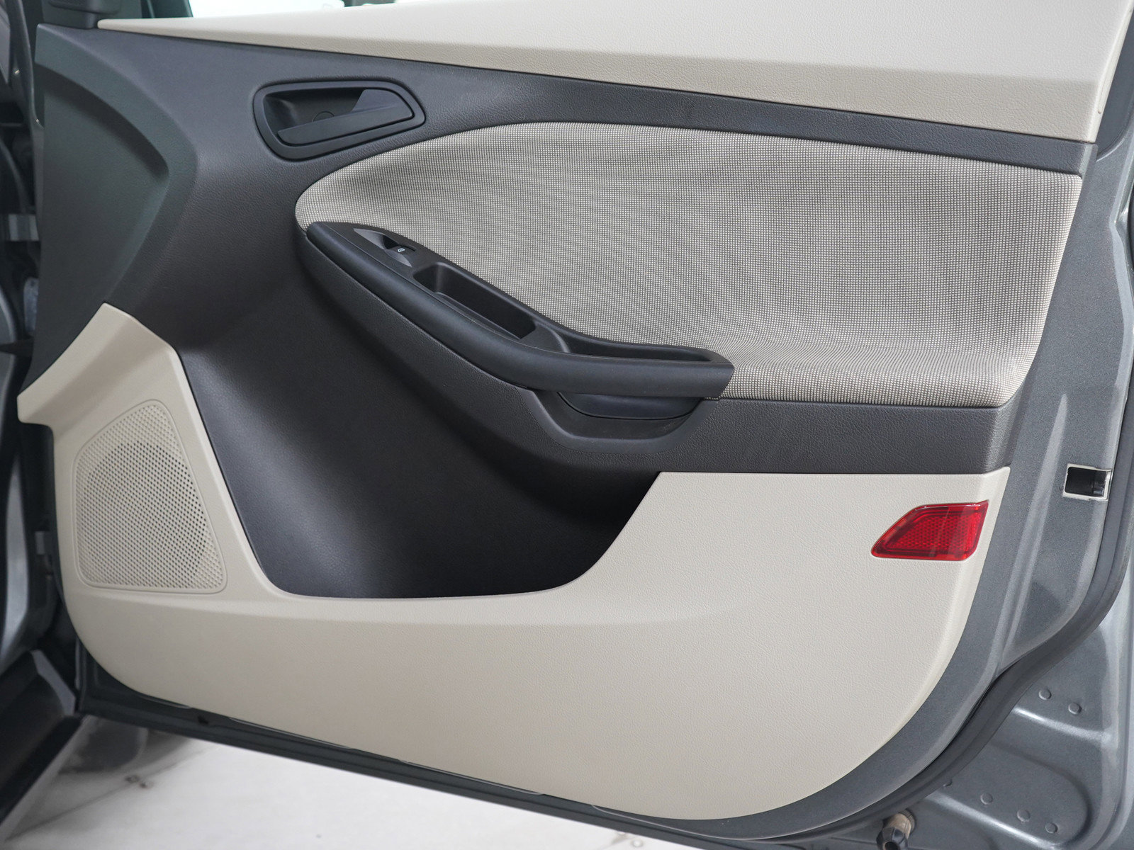 Used 2012 Ford Focus SE w/ SE Winter Pkg image 9