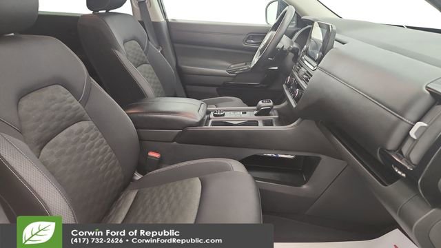 Used 2024 Nissan Pathfinder S image 27