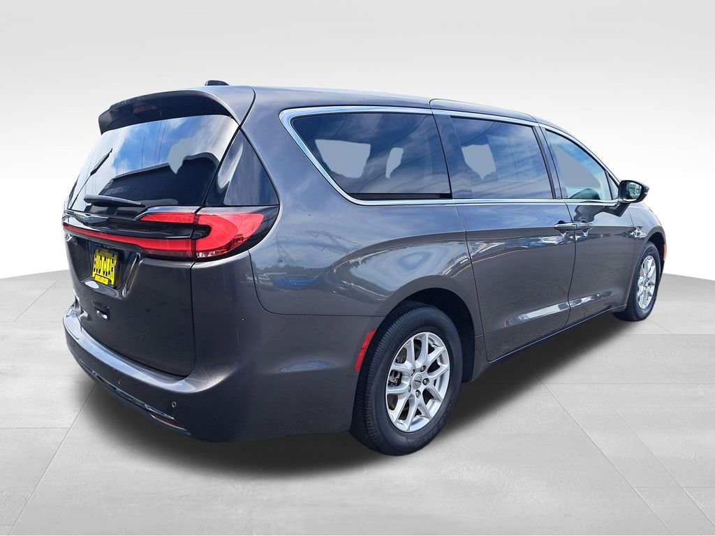 Used 2023 Chrysler Pacifica Touring-L FWD image 6