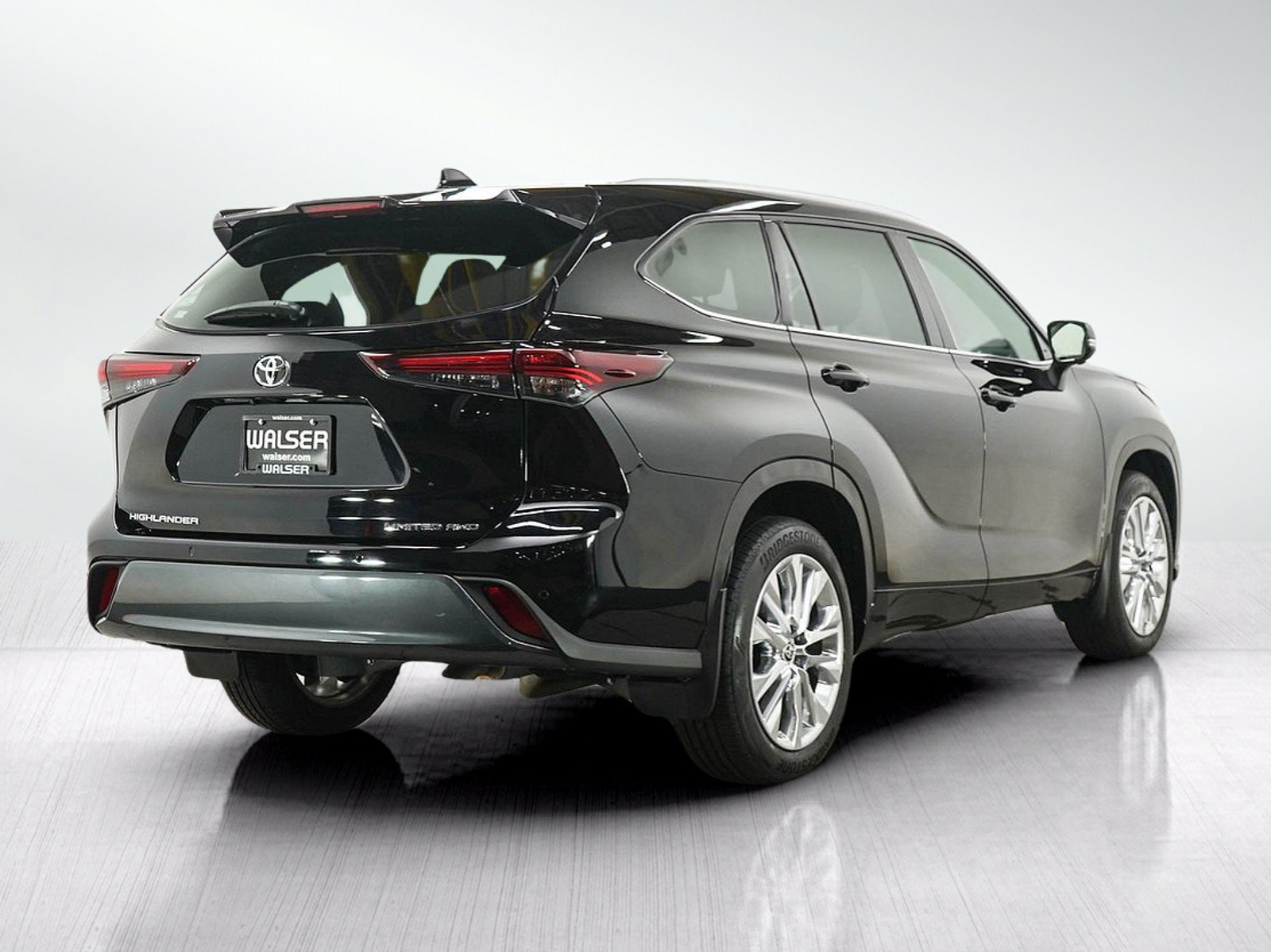 Used 2024 Toyota Highlander Limited AWD/4WD image 5