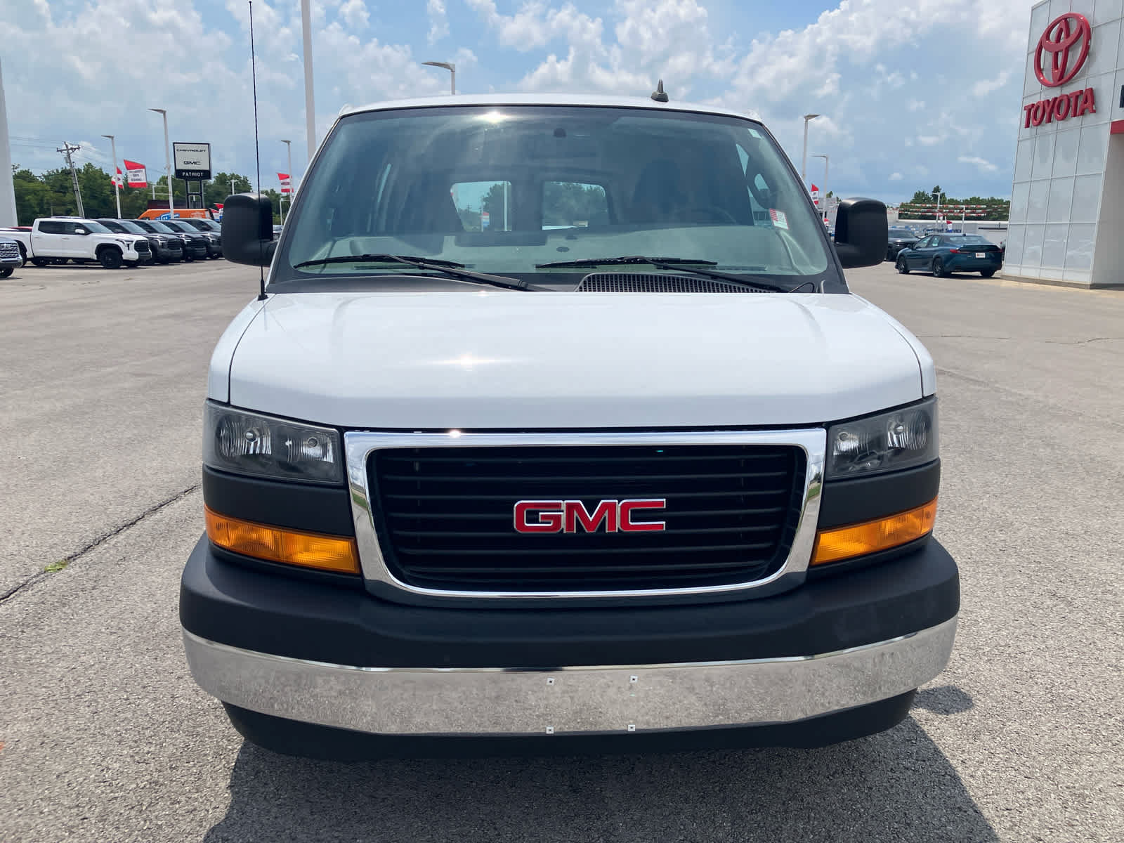 Used 2022 GMC Savana 2500 w/ Driver Convenience Package RWD image 2
