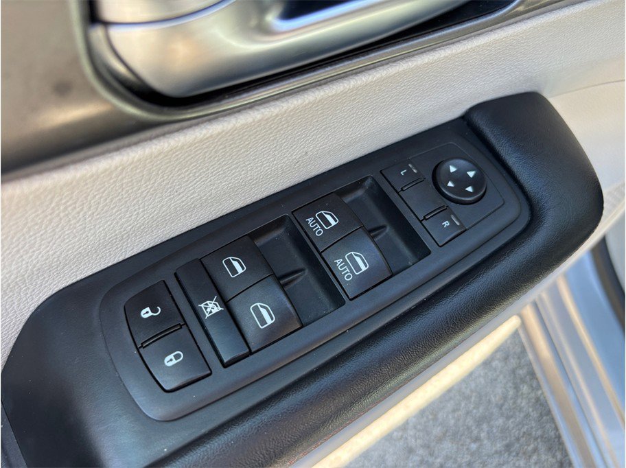 Used 2020 Chrysler Pacifica Touring-L FWD image 20