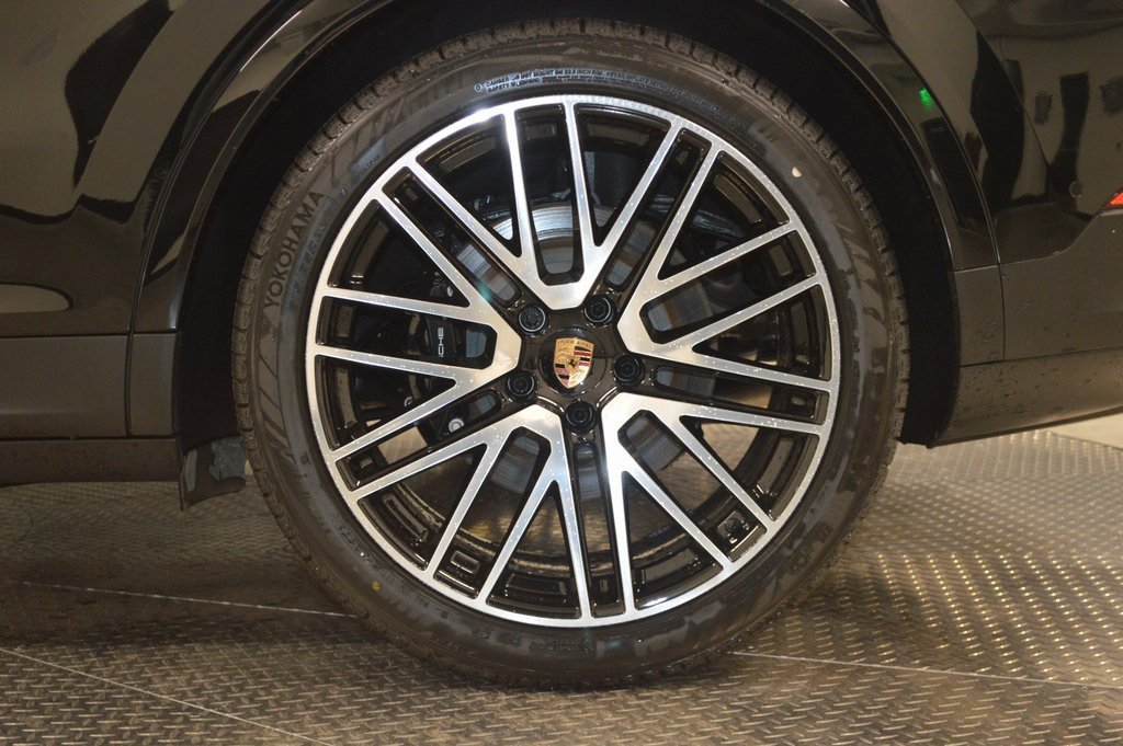 Certified 2025 Porsche Cayenne Coupe image 12