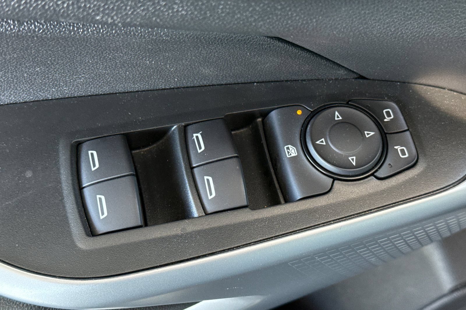 Used 2025 Chevrolet Trax LS FWD image 18