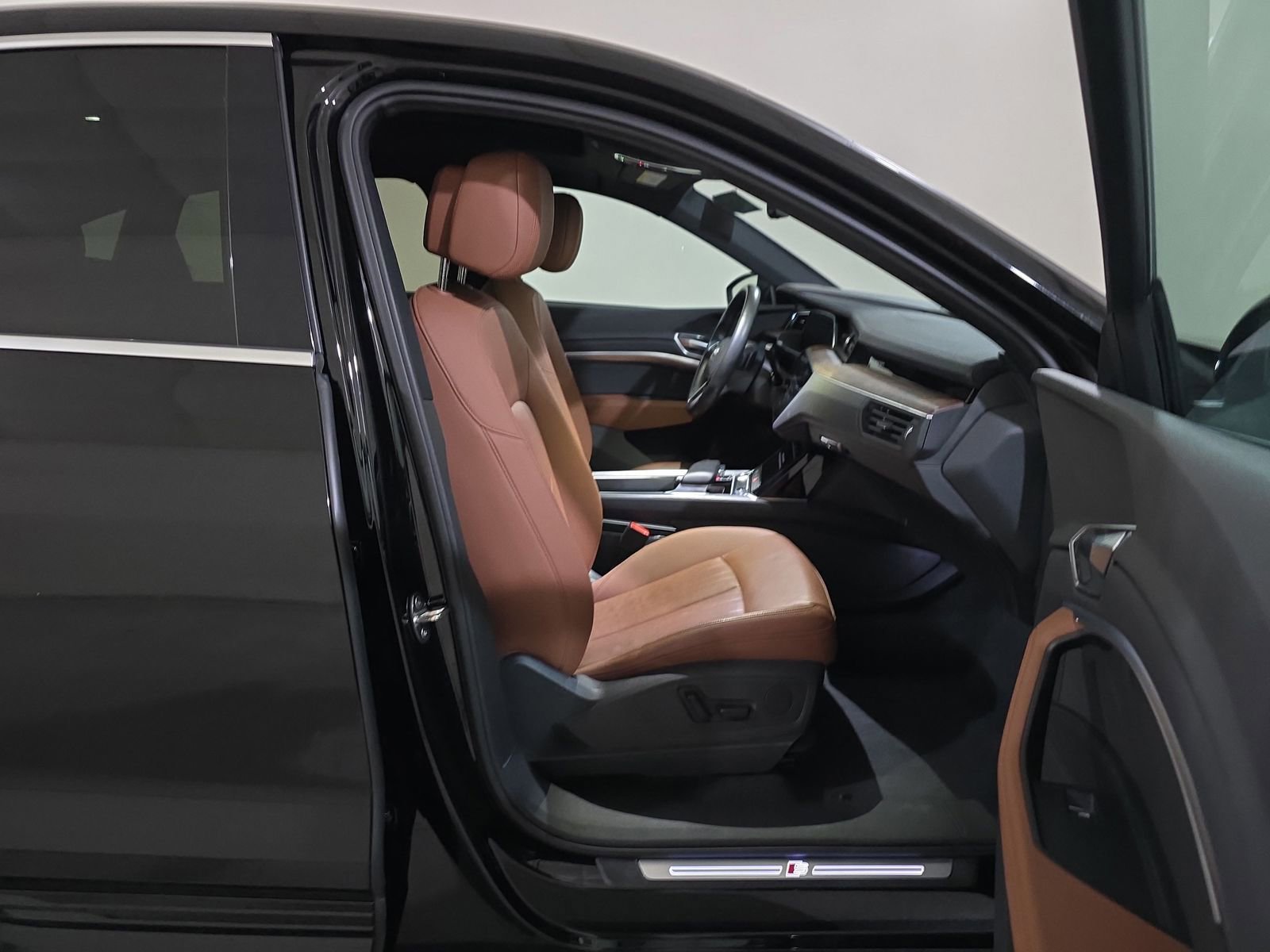 Used 2022 Audi e-tron Premium AWD/4WD image 8