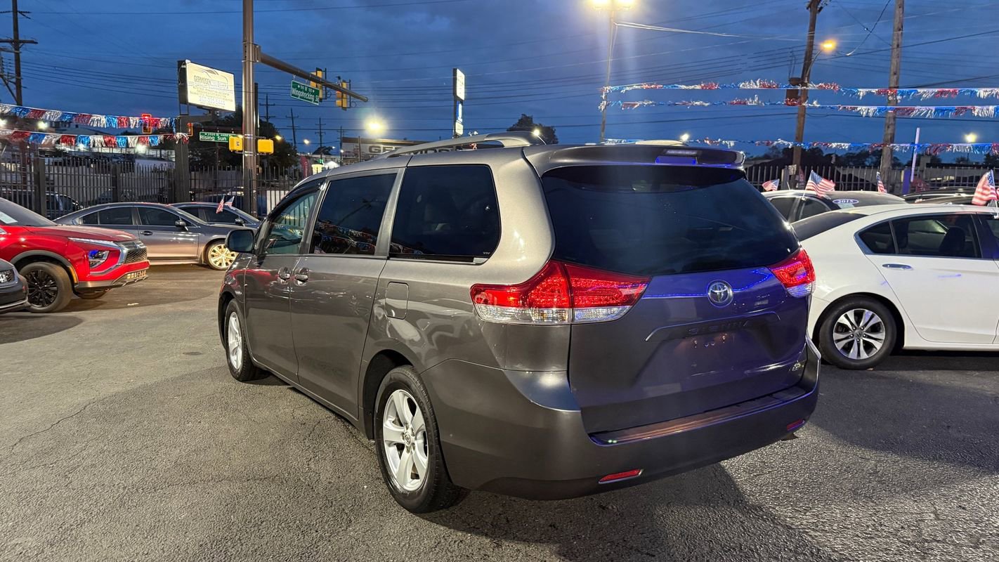Used 2012 Toyota Sienna LE image 3