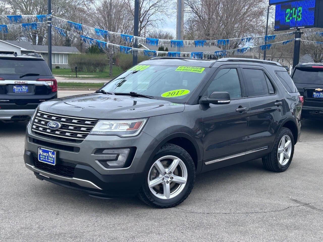 Used 2017 Ford Explorer XLT w/ Equipment Group 202A AWD/4WD image 2
