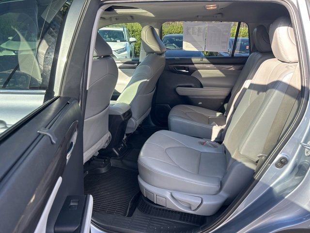 Used 2022 Toyota Highlander Limited image 17