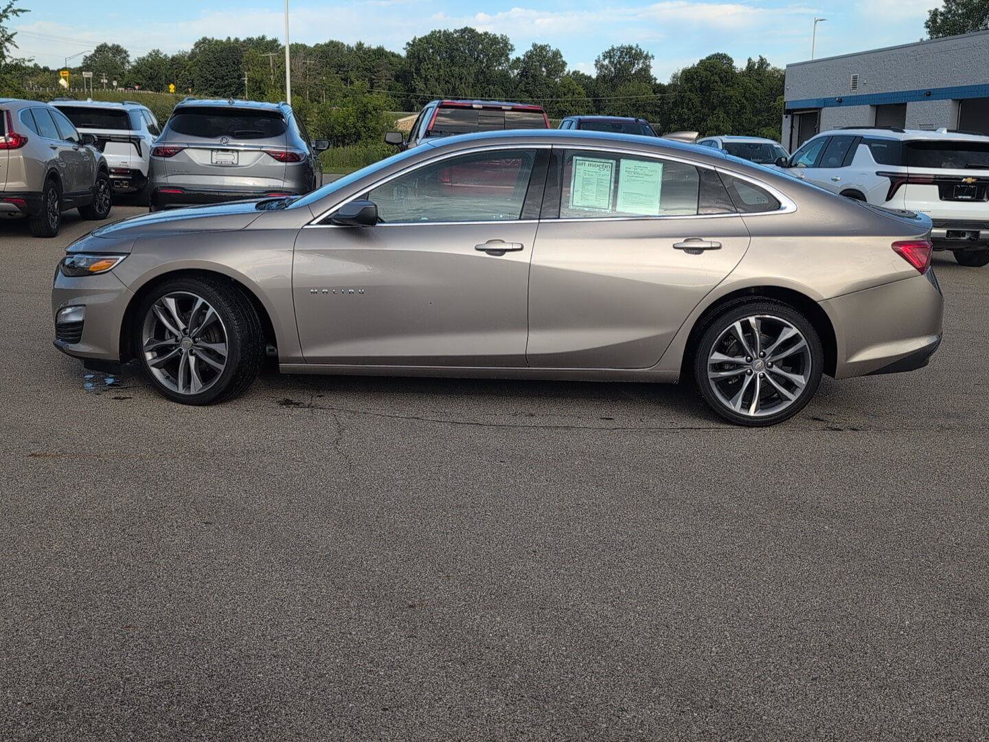 Used 2025 Chevrolet Malibu LT FWD image 2