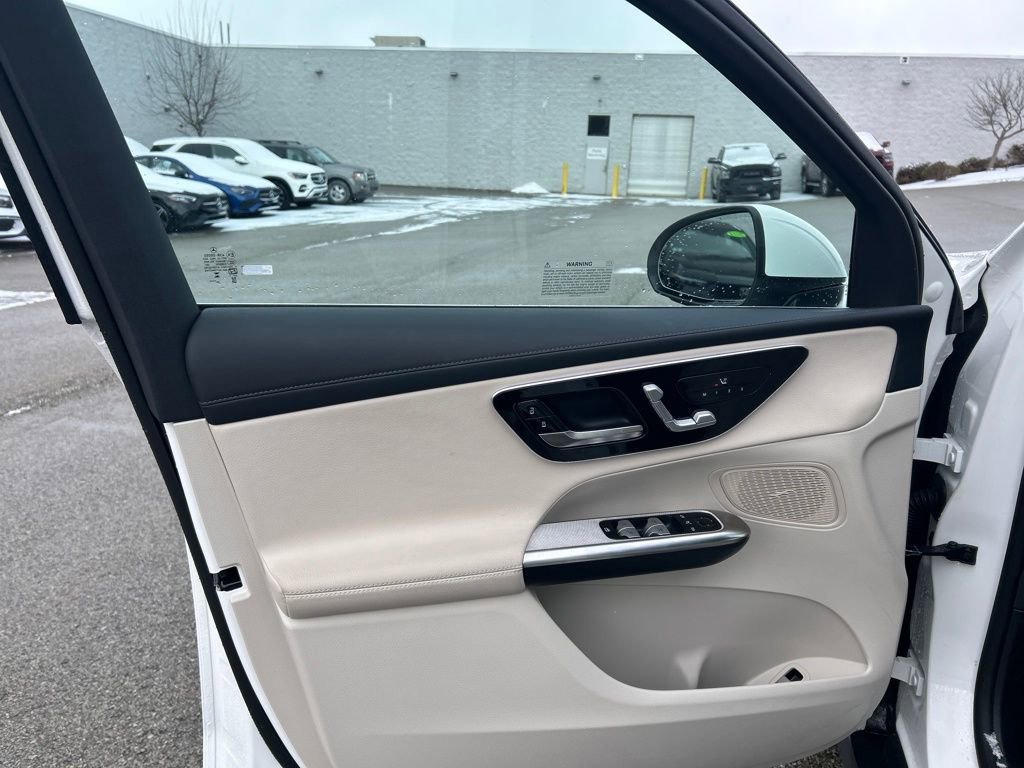 Used 2025 Mercedes-Benz GLC 300 4MATIC image 10