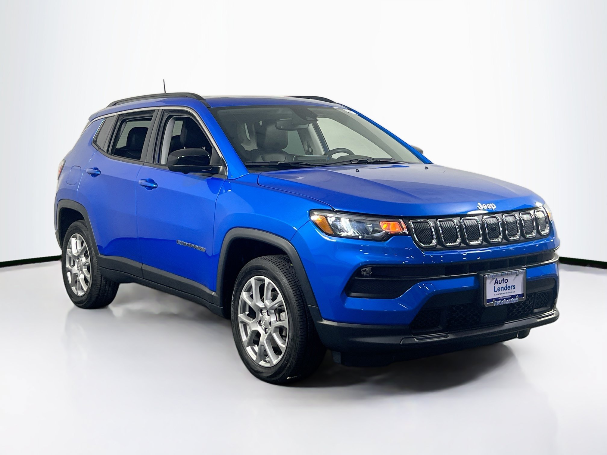 Used 2022 Jeep Compass Latitude w/ Sun and Sound Group AWD/4WD image 3