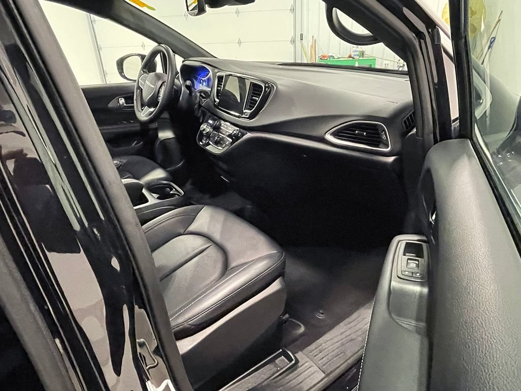 Used 2025 Chrysler Pacifica Select FWD image 27