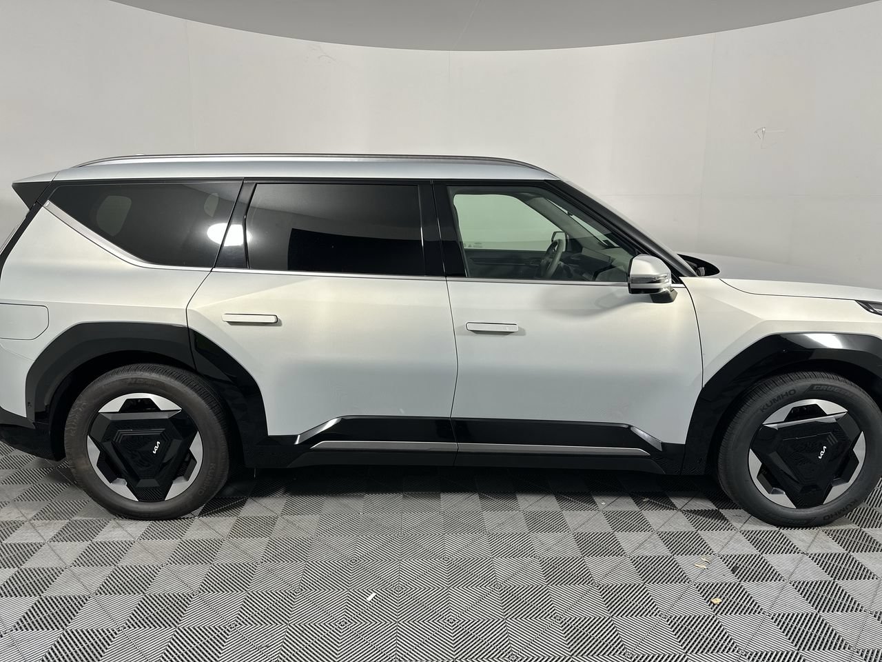 Certified 2024 Kia EV9 Land w/ Towing Package AWD/4WD image 18