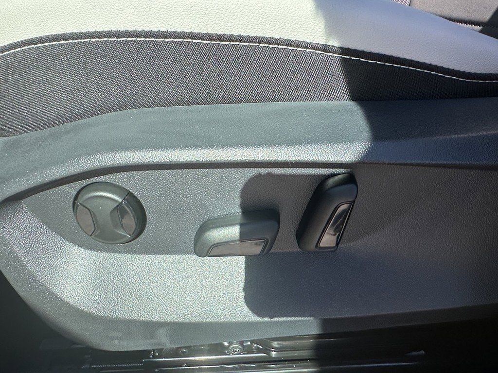 New 2025 Volkswagen Taos SE image 17