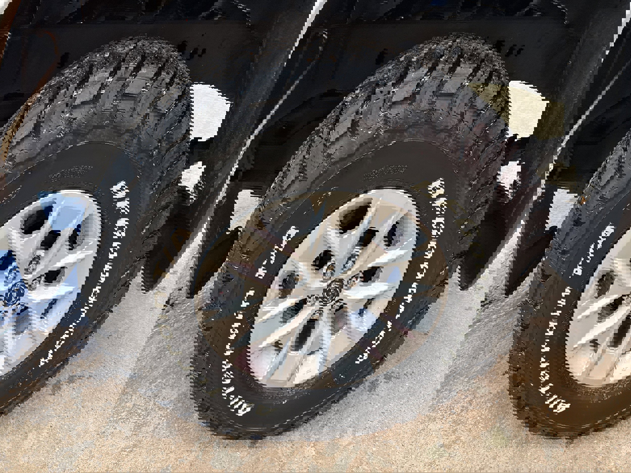 Used 2024 Nissan Frontier SV w/ Technology Package image 7