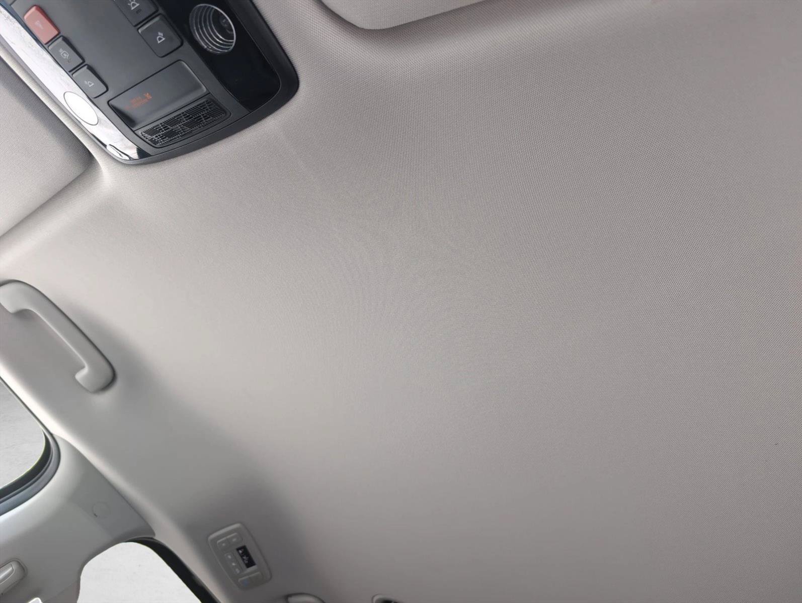 Used 2025 Kia Carnival FWD image 19