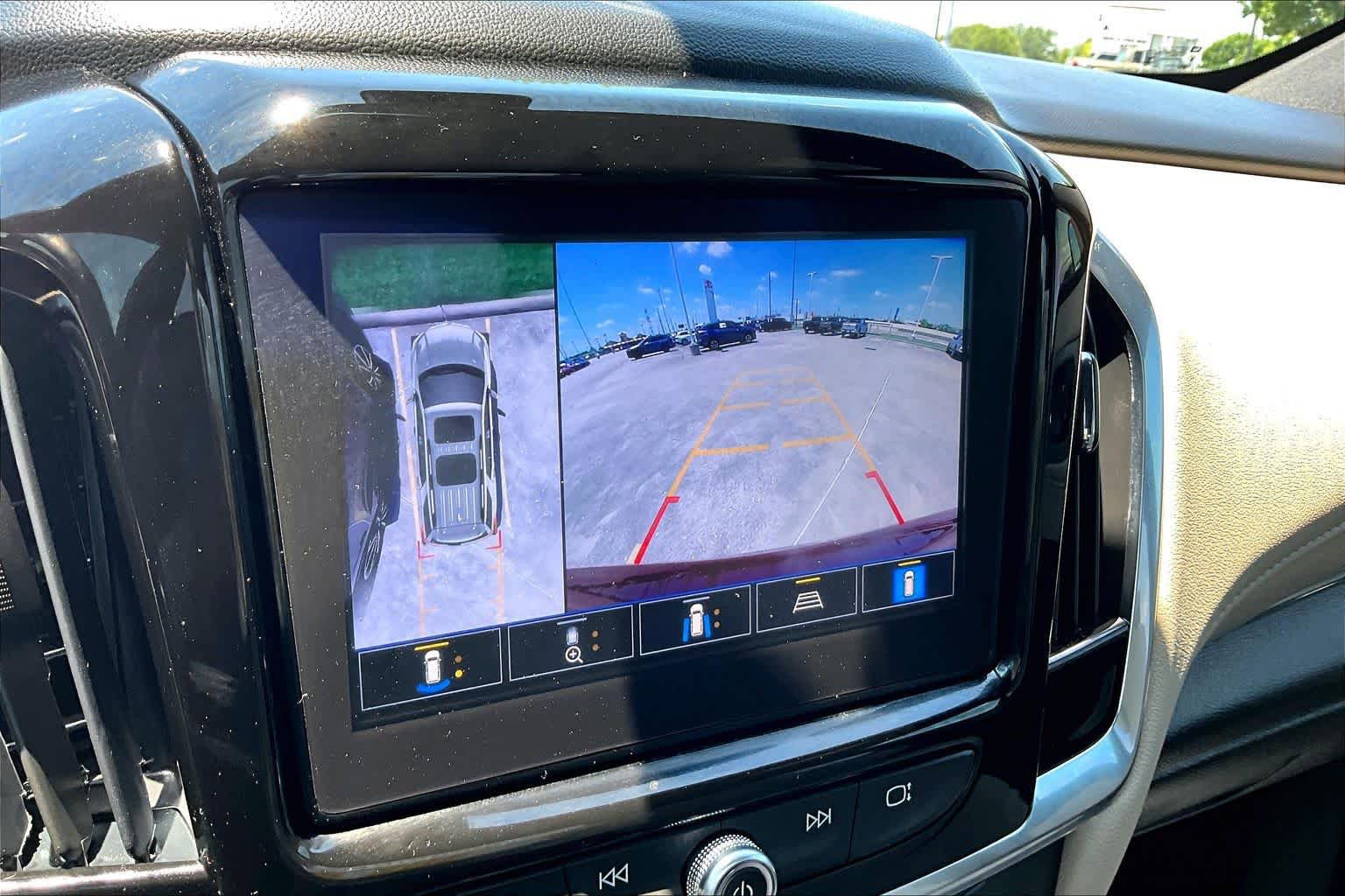 Used 2023 Chevrolet Traverse LT FWD image 24