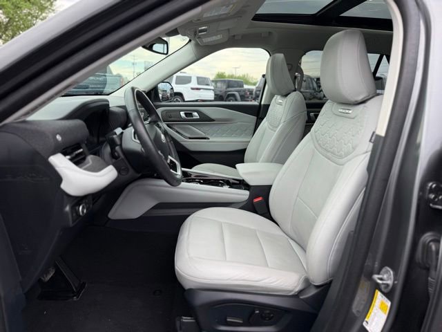 Used 2025 Ford Explorer Platinum w/ LUX Leather Package AWD/4WD image 13