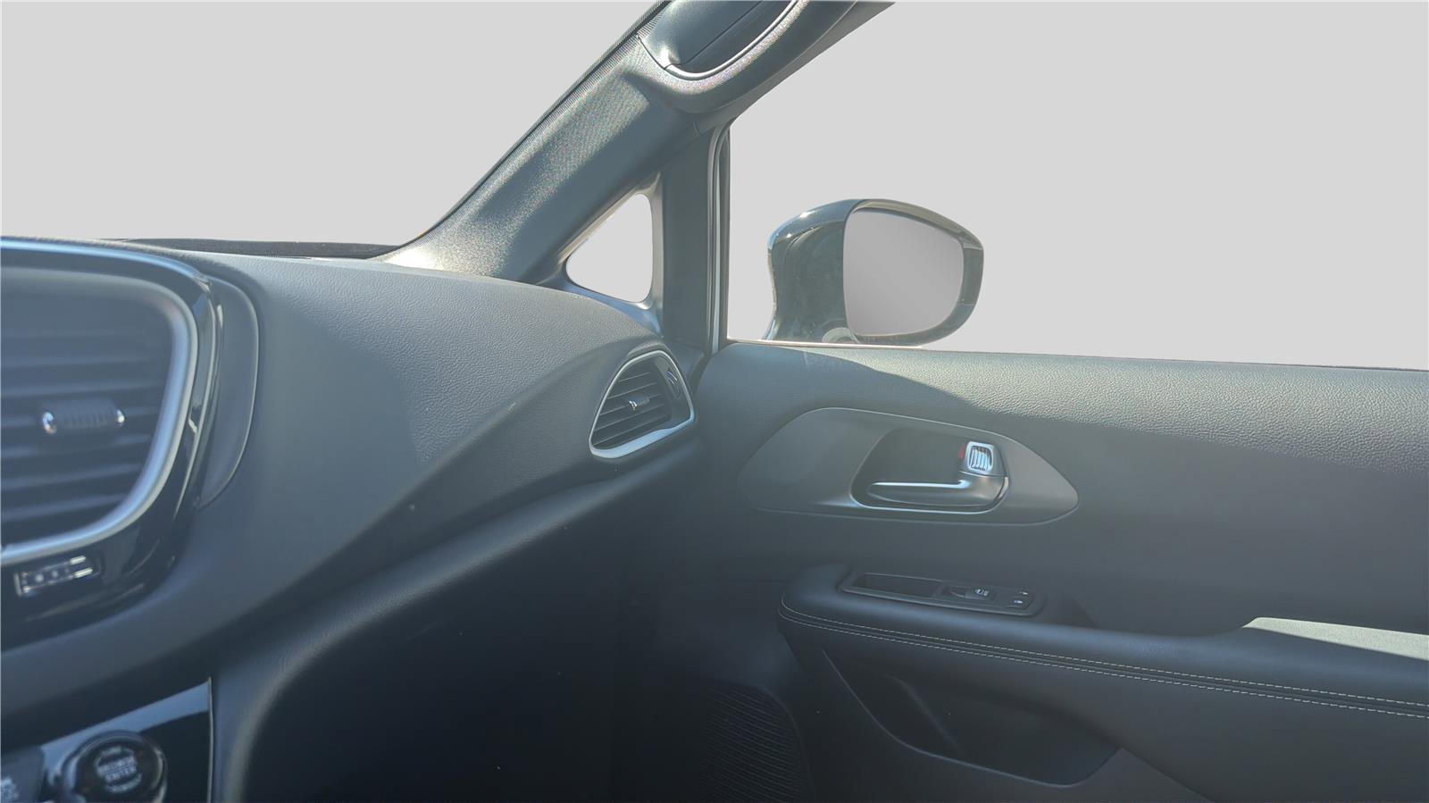 Used 2025 Chrysler Pacifica Select image 10