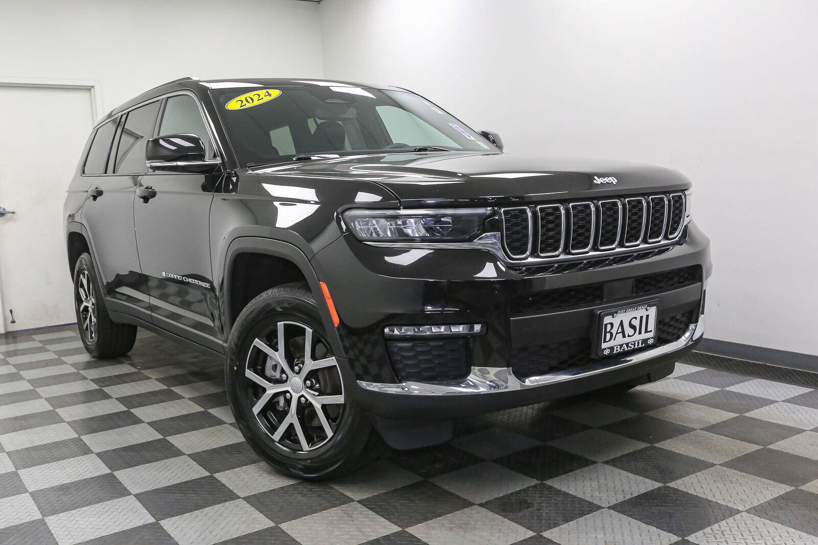Used 2024 Jeep Grand Cherokee L Limited AWD/4WD image 2