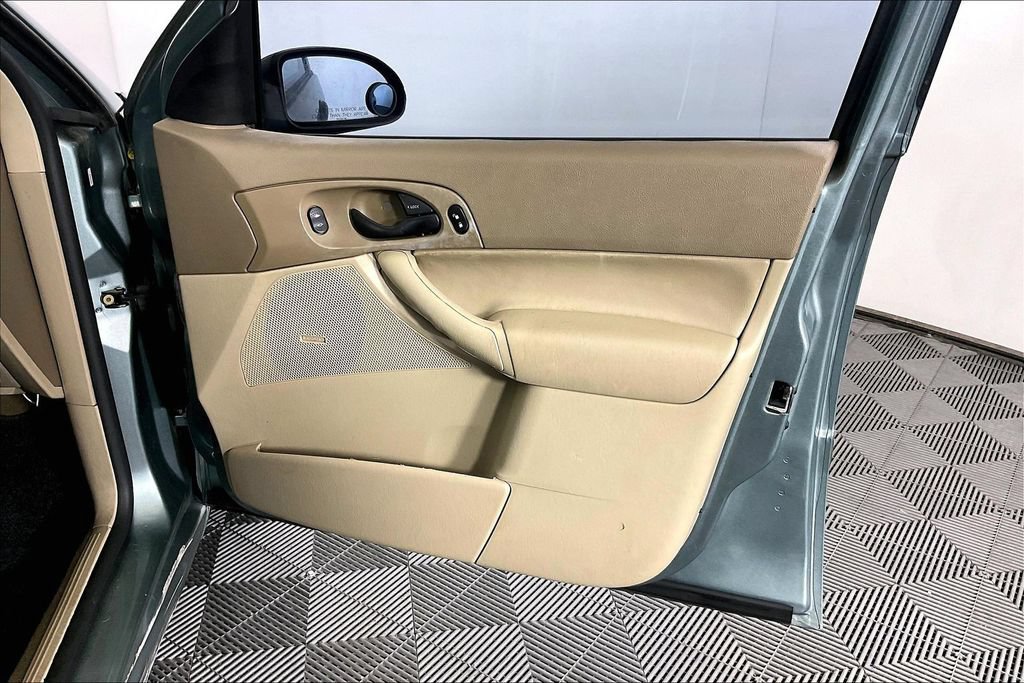 Used 2005 Ford Focus ZX4 Sedan FWD image 22