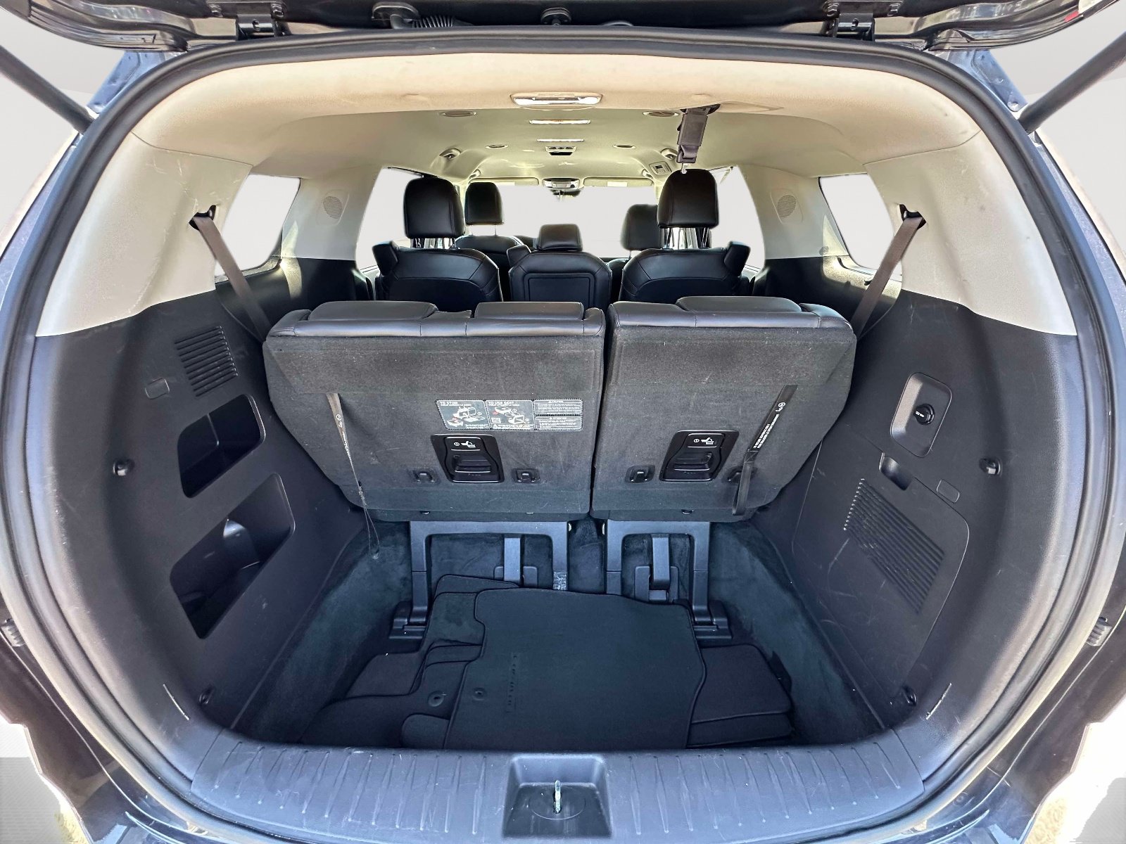 Used 2024 Kia Carnival EX FWD image 28