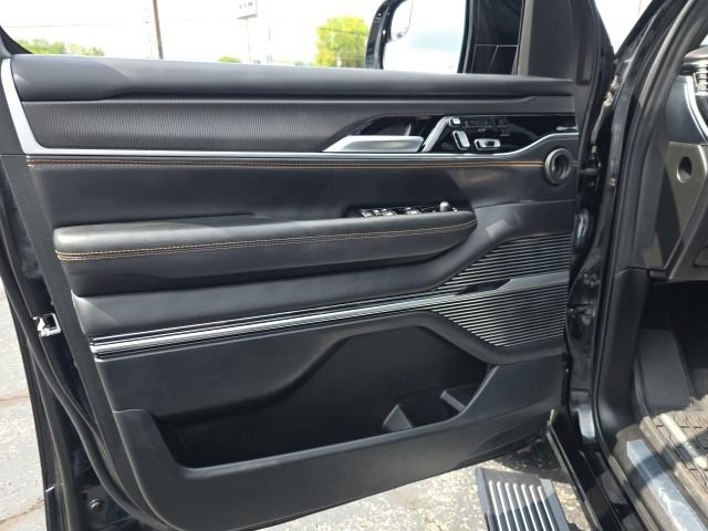Used 2025 Jeep Grand Wagoneer Series III w/ Rear Seat Video Group 1 AWD/4WD image 11